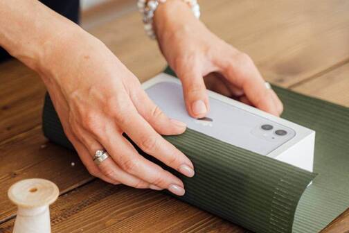 Wer sich schon beim Verpacken des Geschenks für den Partner freut, tut das Richtige. iPhone als ideales Geschenk für den Partner