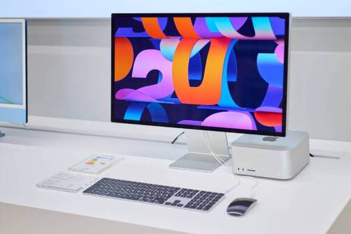 Ein iMac in der DQ Solutions Filiale in Bern. Durch die weissen Möbel sind die Apple Geräte in den DQ Solutions Filialen gut in Szene gesetzt.