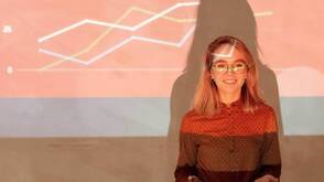 Eine junge Frau hält eine Präsentation. Keynote Präsentation mit iPad durchführen