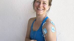 Elektrostimulation kann bei der Regeneration helfen, sagt Julia. Physiotherapeutin Julia Mayr ist begeistert von Bluetens.