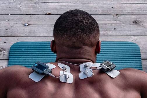 Nackenmuskulatur aufbauen oder entspannen mit Bluetens. Bluetens Duo Sport kann Nackenverspannungen mit Elektrostimulation lindern.
