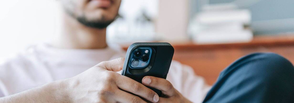 In den Einstellungen des iPhone oder iPad kannst du App Tracking erlauben oder ablehnen. App Tracking kannst du ablehnen.