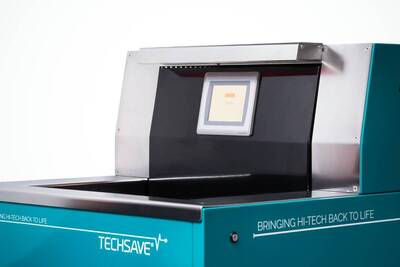 Dank Techsave kann DQ Solutions Flüssigkeitsschäden bei viele Geräten beheben. Techsave ist eine Waschmaschine zur technischen Gerätereinigung.