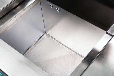 Die Wanne bei Techsave erinnert an einen Industriegeschirrspüler. Techsave bietet viel Platz für die Reinigung von Geräten.