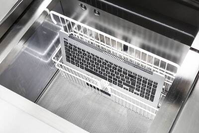 Die eingelegte Apple Tastatur zeigt das Grössenverhältnis von Techsave. Eine Apple Tastatur wird von Flüssigkeit befreit.