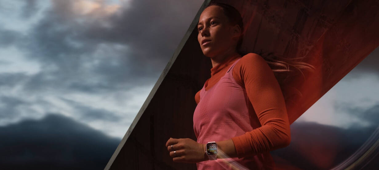 Fitness Tracking mit Apple Watch und Apple Health Frau beim Joggen mit Apple Watch S9
