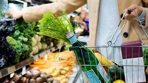 Frau mit Einkaufskorb im Supermarkt