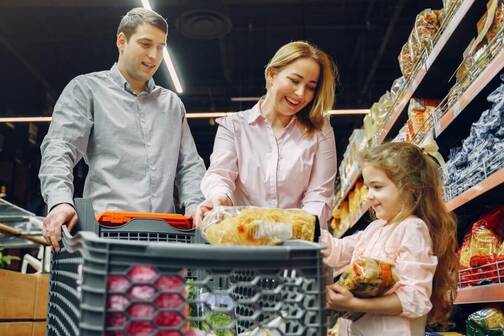 Mit der App CodeCheck etwas für die Gesundheit tun Familie beim Einkaufen im Supermarkt