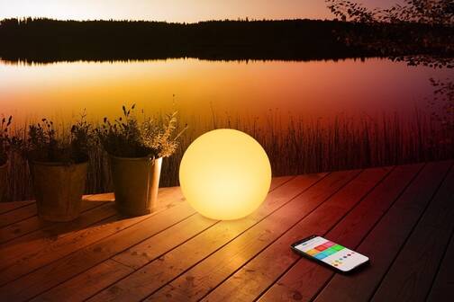 Die Lampe Eve Flare auf einer Terrasse am Wasser