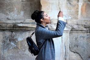 Fotografieren für das digitale Journaling Eine junge Frau nimmt unterwegs ein Foto auf für ihr Tagebuch