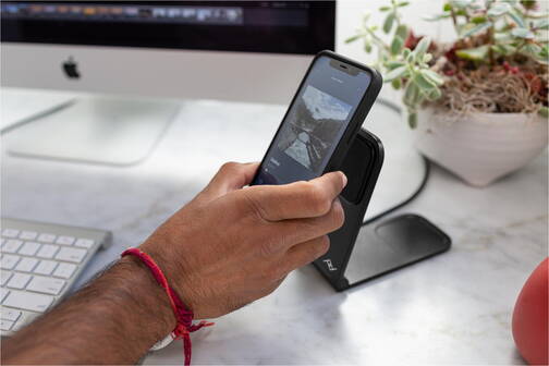 Peak-Design-Mobile-Wireless-Charging-Stand-Halterung-Schwarz-05.jpg