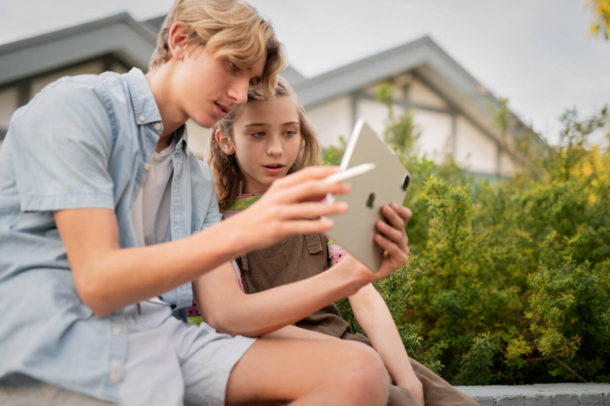 schueler_und_schuelerin_mit_ipad