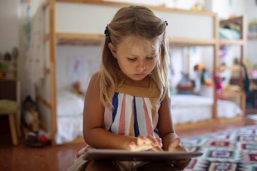 Schülerin beim Schreiben auf iPad