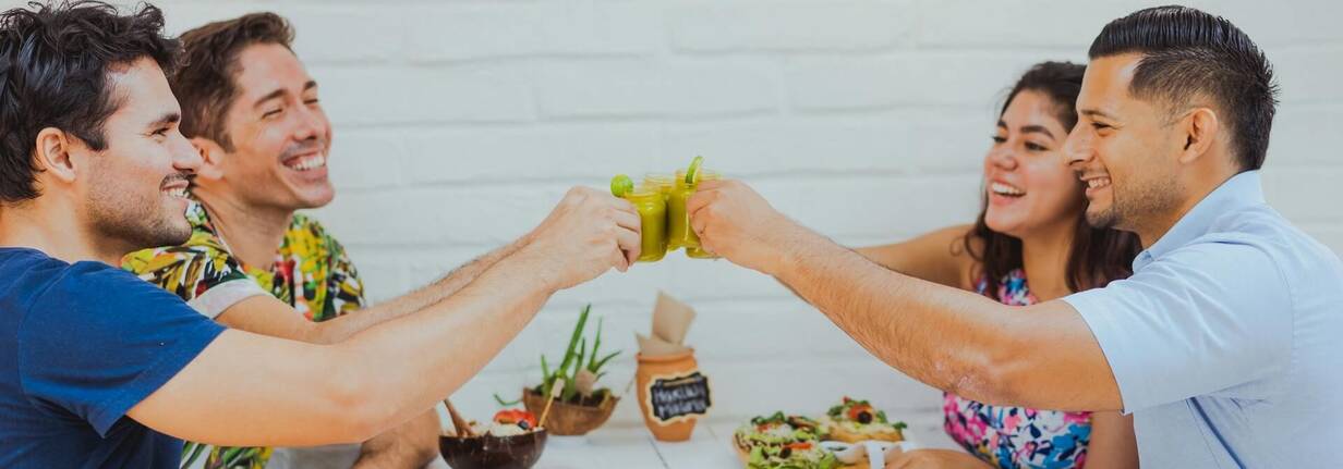 Mit Tricount lassen sich Kosten einfach aufteilen Gruppe von Menschen beim gemeinsamen Essen