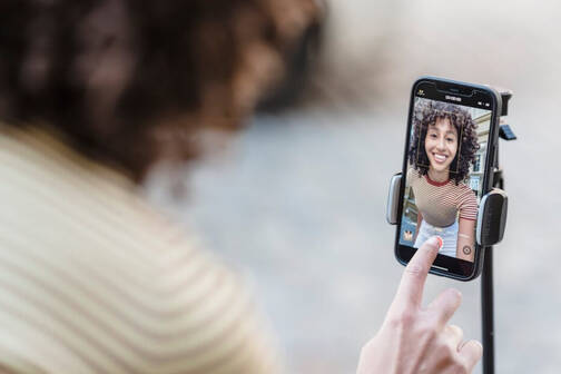Video Editor App gratis Frau nimmt Video auf mit iPhone
