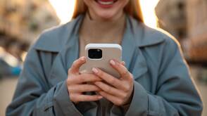 Junge Frau richtet ihr neues iPhone ein 