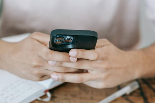 5 Apps für Task-Listen und Organisation iPhone in den Händen eines Mannes