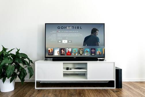 Filme und Serien streamen mit Apple TV+(Foto: Jens Kreuter / unsplash) TV mit Nutzeroberfläche von Apple TV