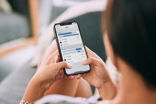 Smarte Steckdose über iPhone steuern Frau steuert Eve Energy über iPhone