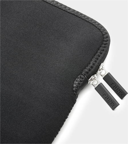 Trunk-Neopren-Sleeve-MB-Air-13-M4-2025-Schwarz-05.jpg