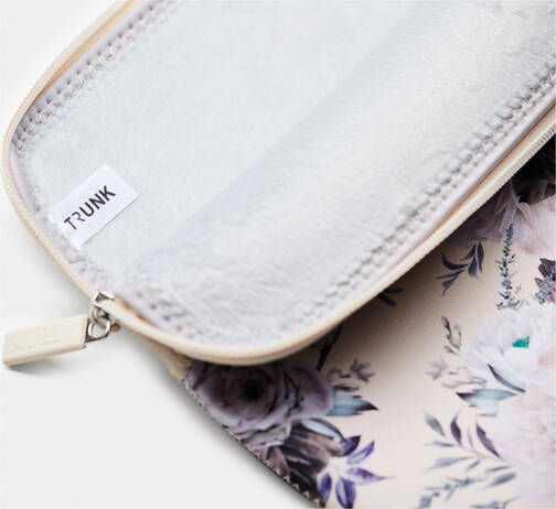Trunk-Neopren-Sleeve-MB-Air-13-M4-2025-Black-Flower-01.jpg