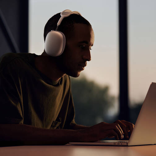 Apple-AirPods-Max-Kopfhoerer-Sky-Blau-04.jpg