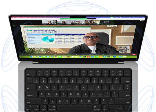 MacBook Pro entouré de cercles concentriques bleus pour suggérer la sensation 3D que procure l’Audio spatial. À l’écran, une personne utilise la fonctionnalité Incrustation de l’intervenant lors d’une visioconférence Zoom pour apparaître devant le contenu qu’elle est en train de présenter.